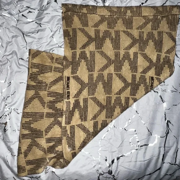 Micheal Kors MK Logo Infinity Scarf - Picture 4 of 5